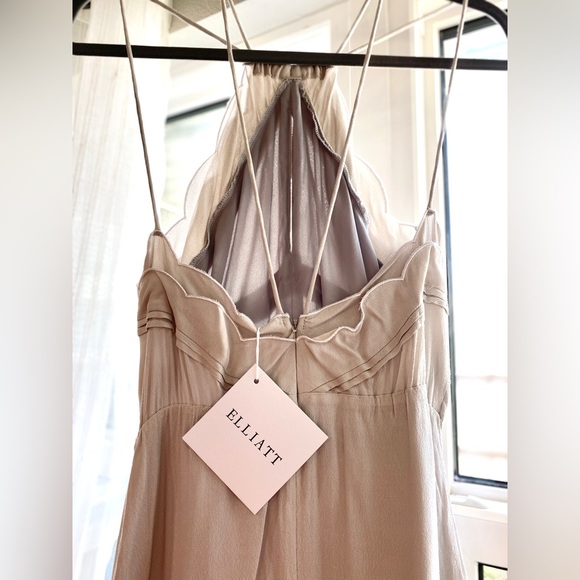 NWT Elliatt Elation dress, size S, taupe color, Keyhole and scalloped detailing - Picture 5 of 8